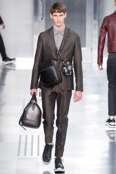 Look 28